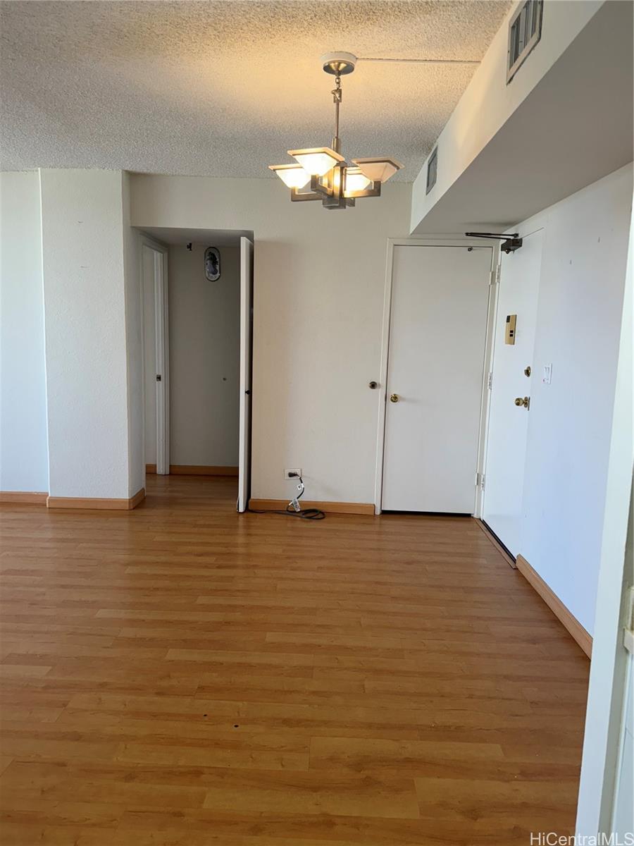 Photo 4 of 25