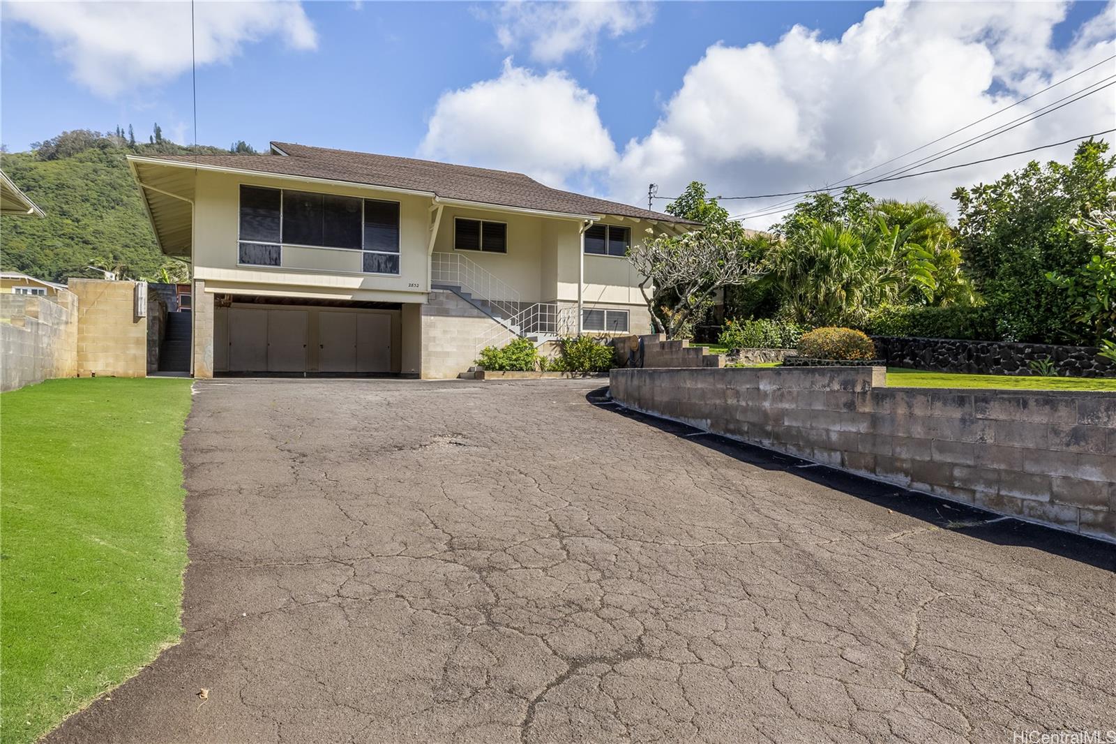 2832 E Manoa Road