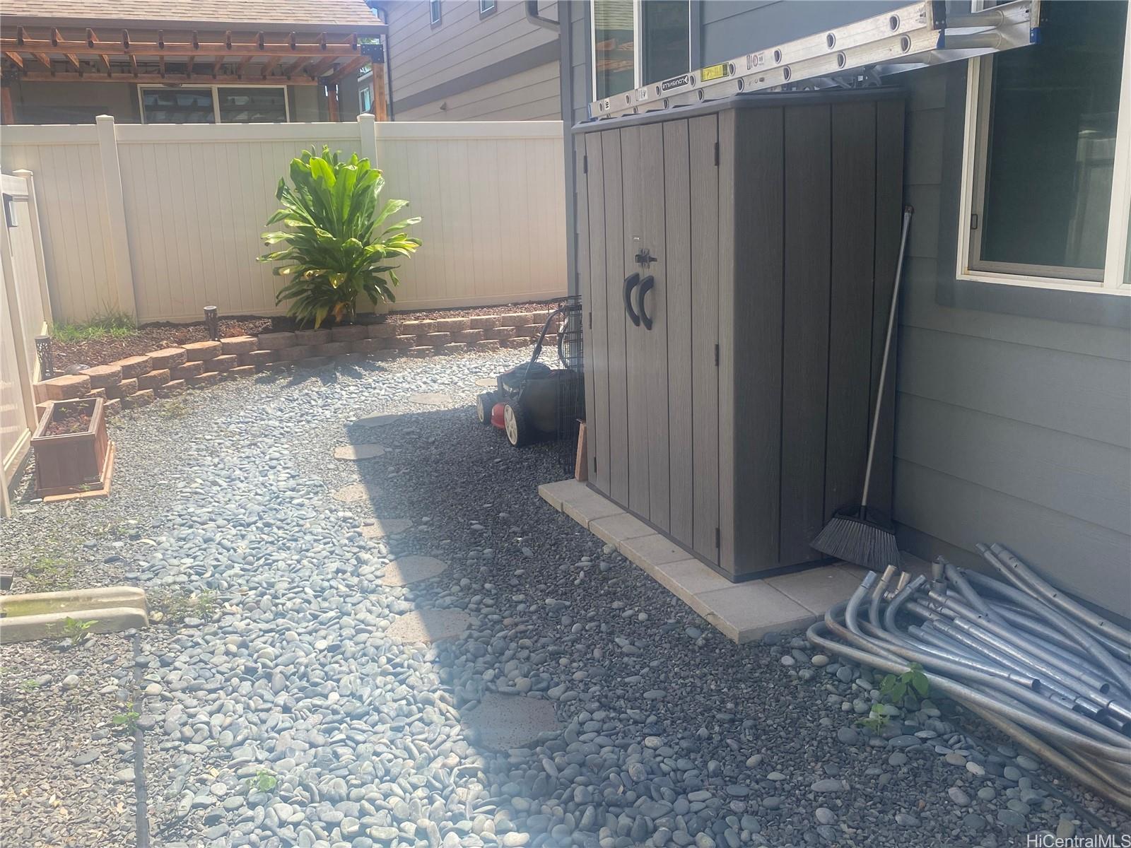 Photo 18 of 25