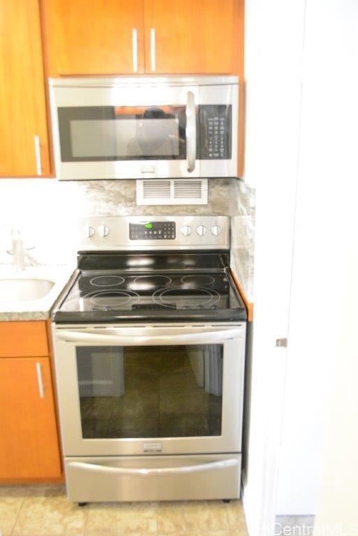 Photo 7 of 25