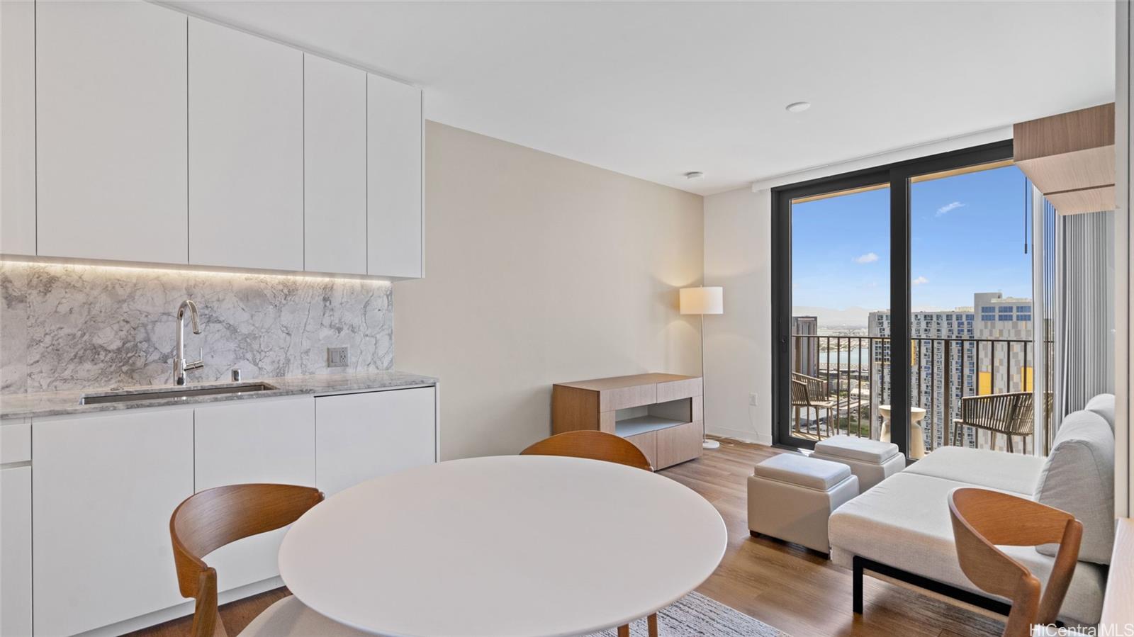 987 Queen Street 4009