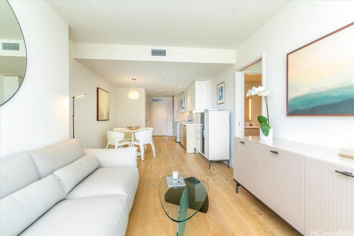 1001 Queen Street 909