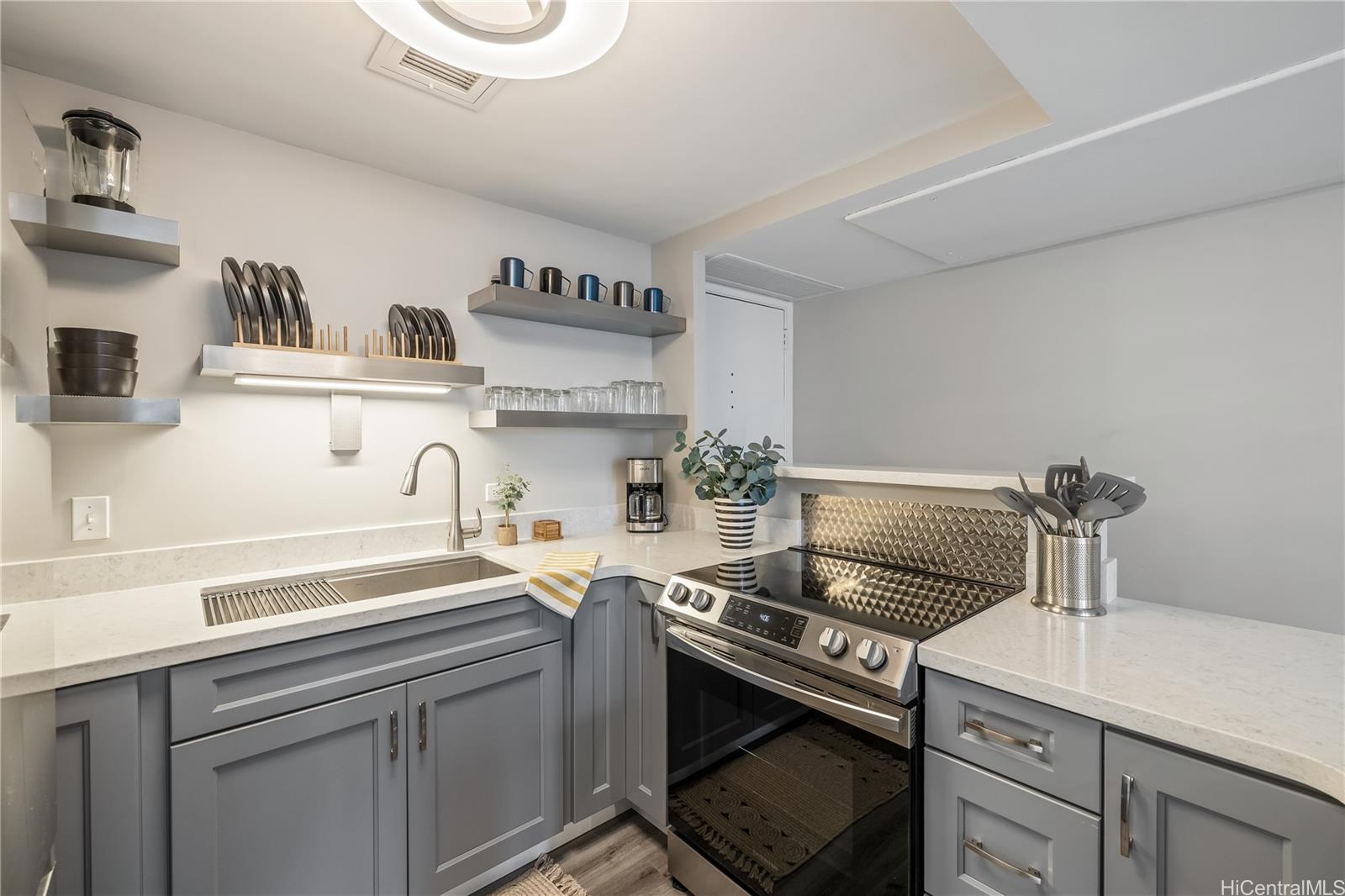 225 Queen Street  Unit 9G