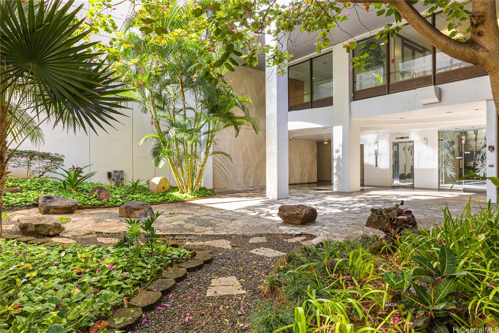225 Queen Street  Unit 9G