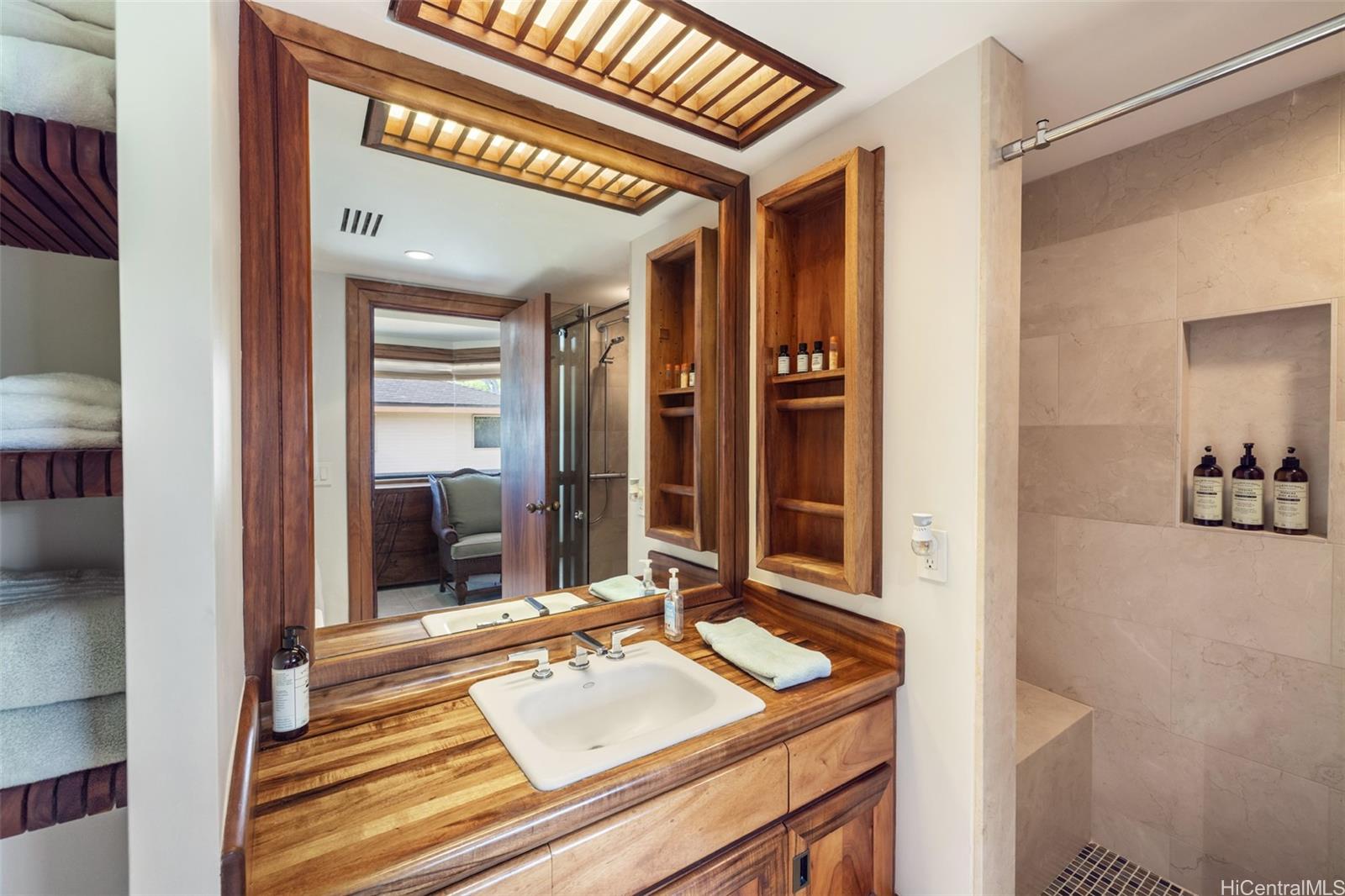 3165 Diamond Head Road  Unit 4