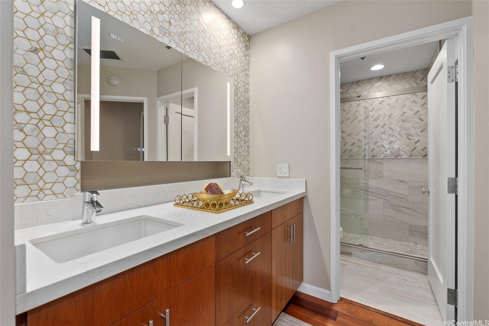 2101 Nuuanu Avenue  Unit 1/PHA4