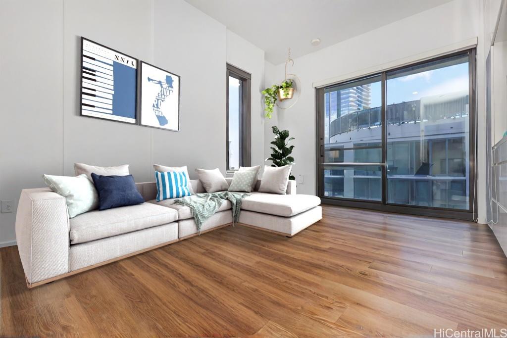 987 Queen Street 701