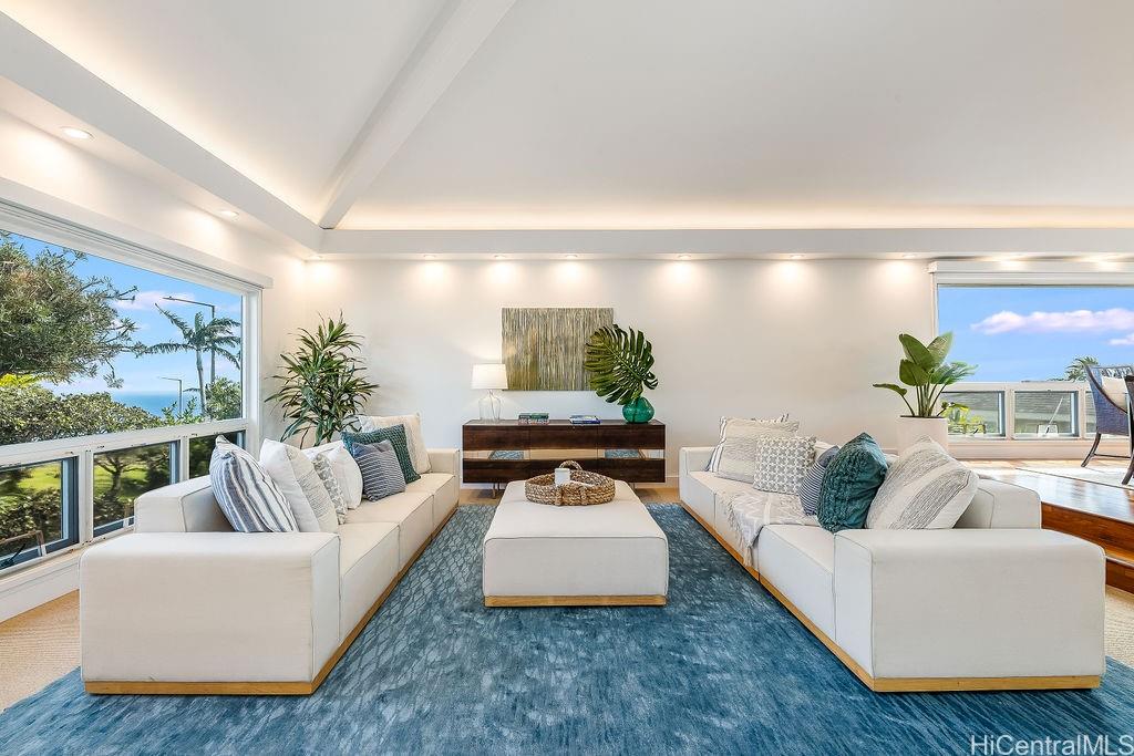 900 Puuikena Drive