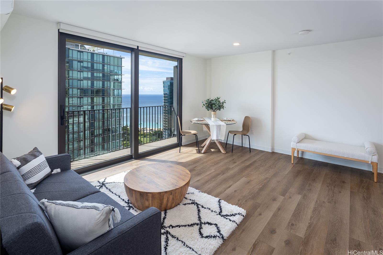 987 Queen Street 3812