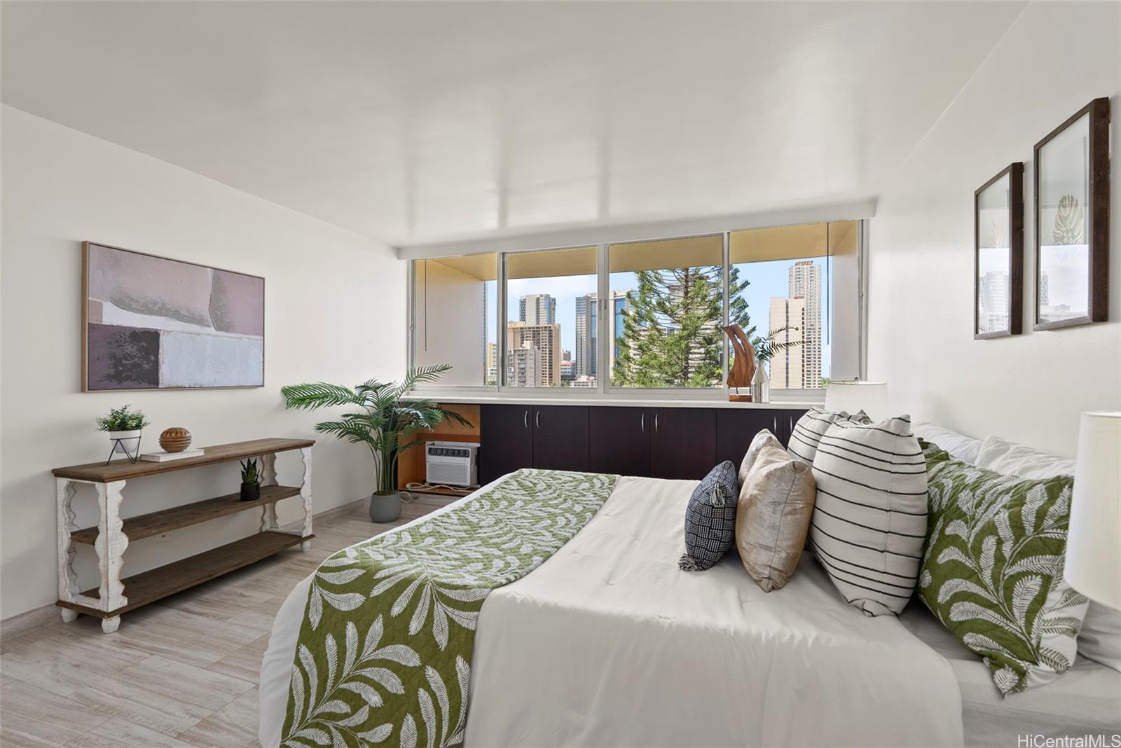 500 University Avenue  Unit 904