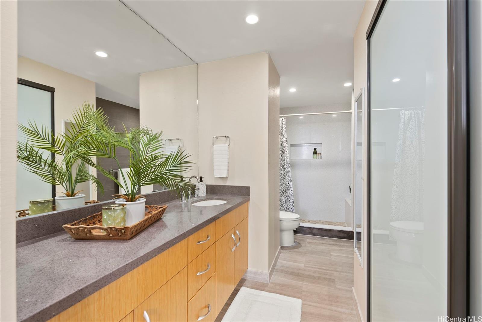 500 University Avenue  Unit 904