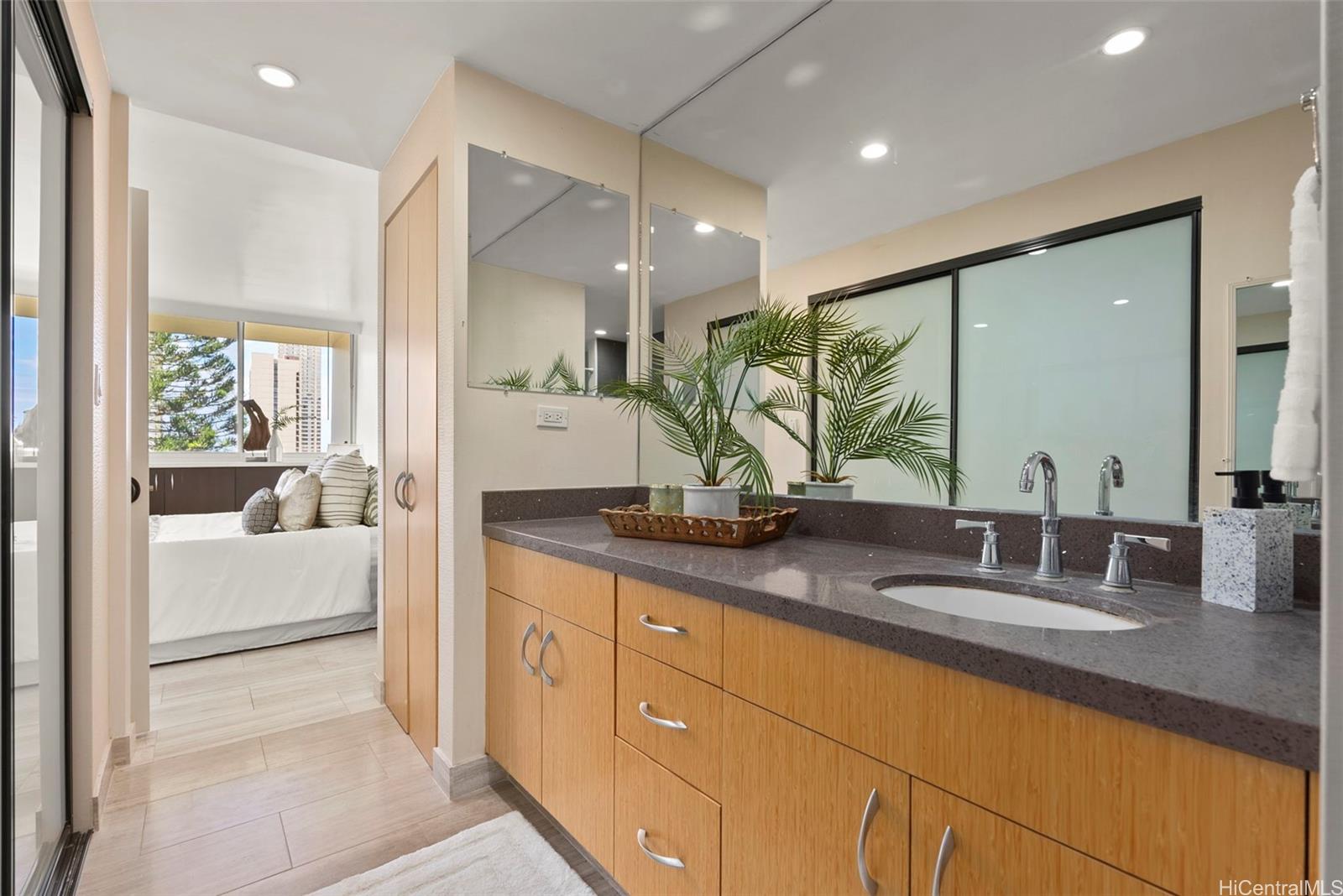 500 University Avenue  Unit 904