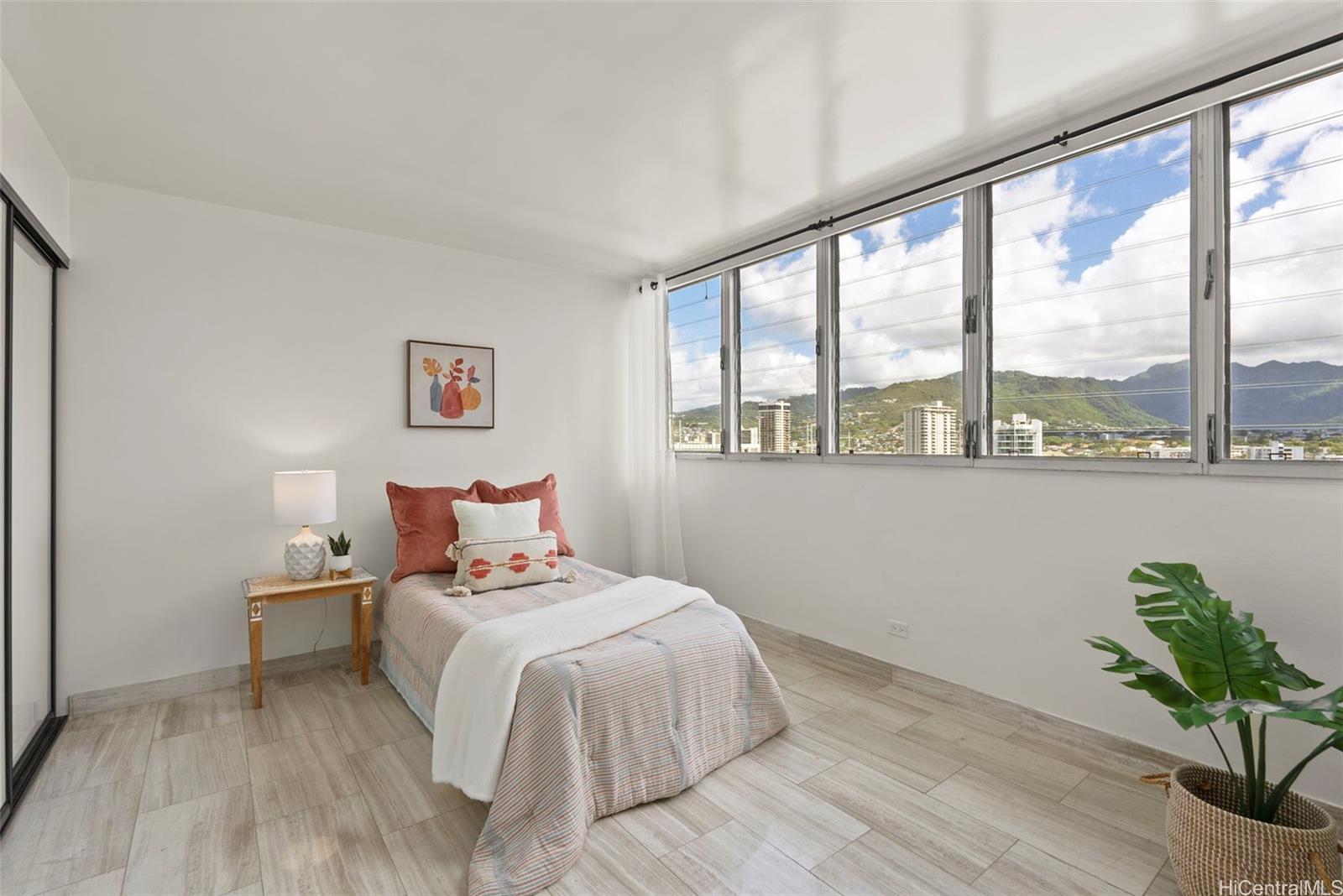 500 University Avenue  Unit 904