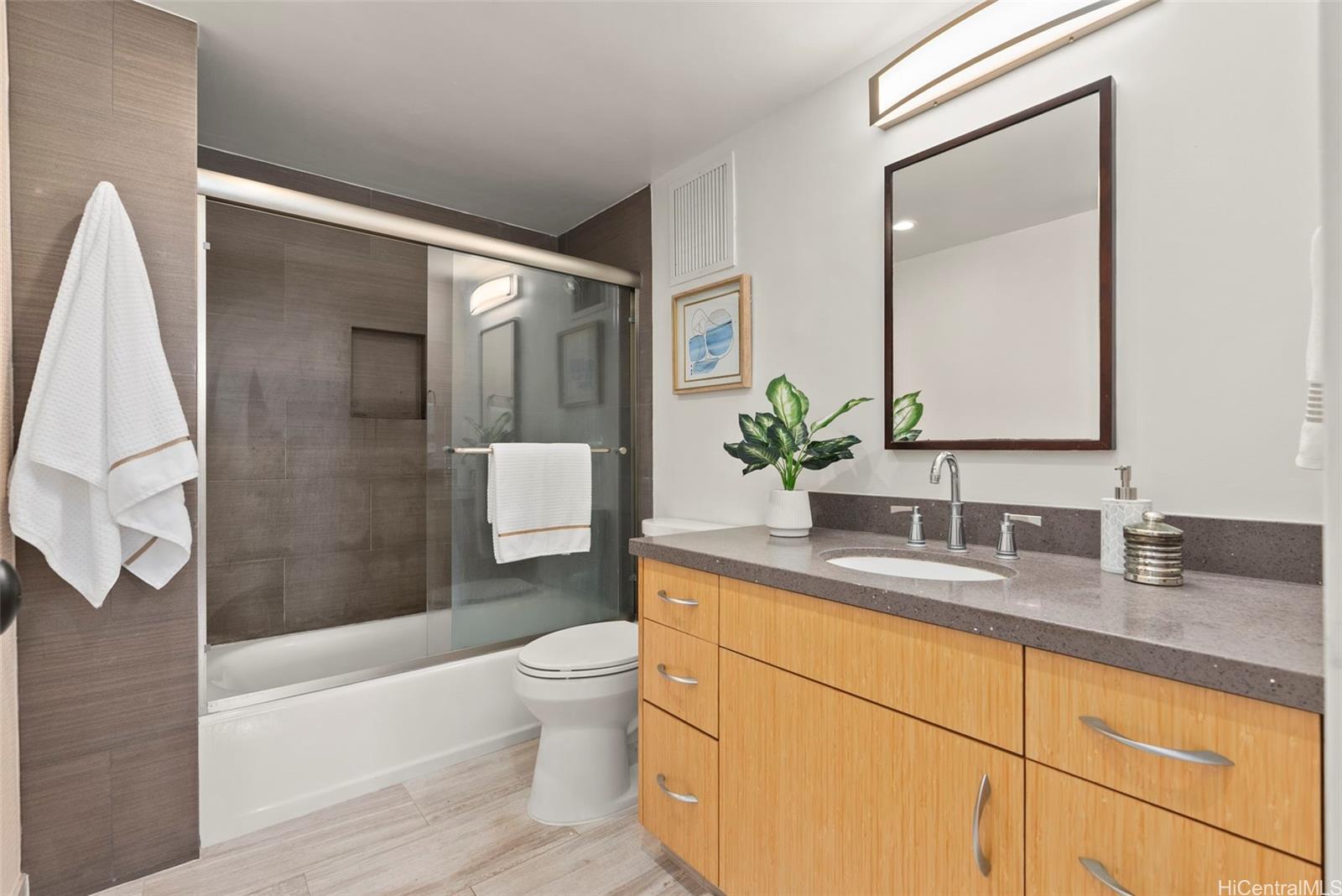 500 University Avenue  Unit 904