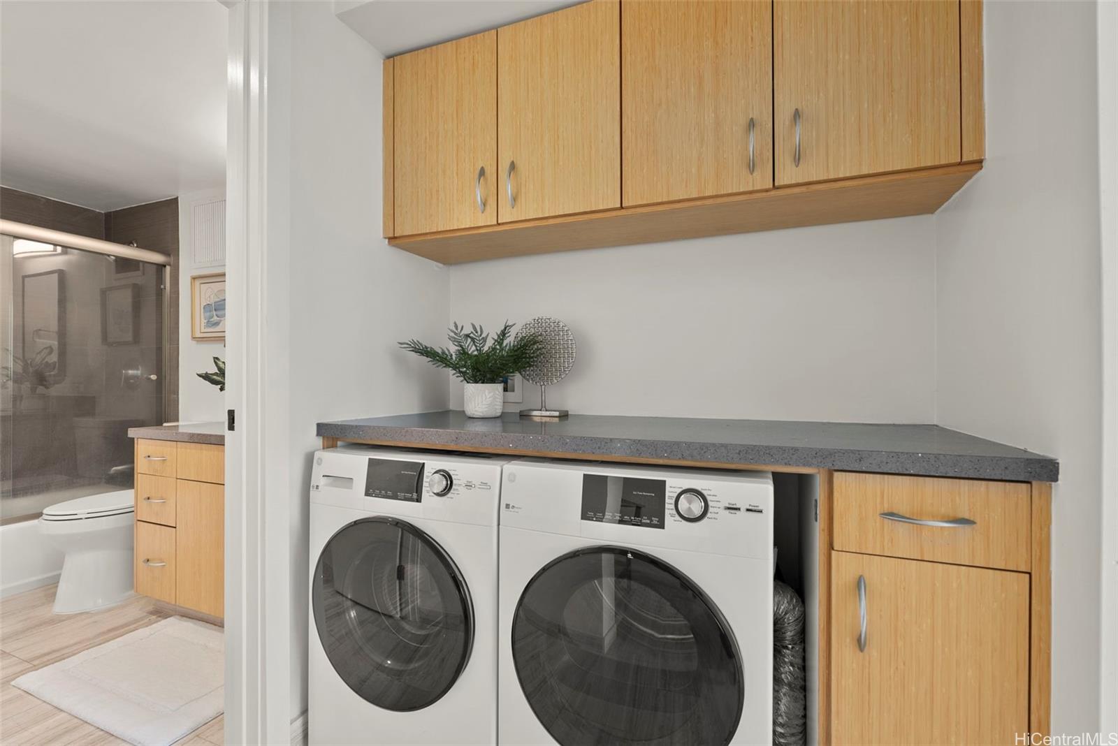 500 University Avenue  Unit 904