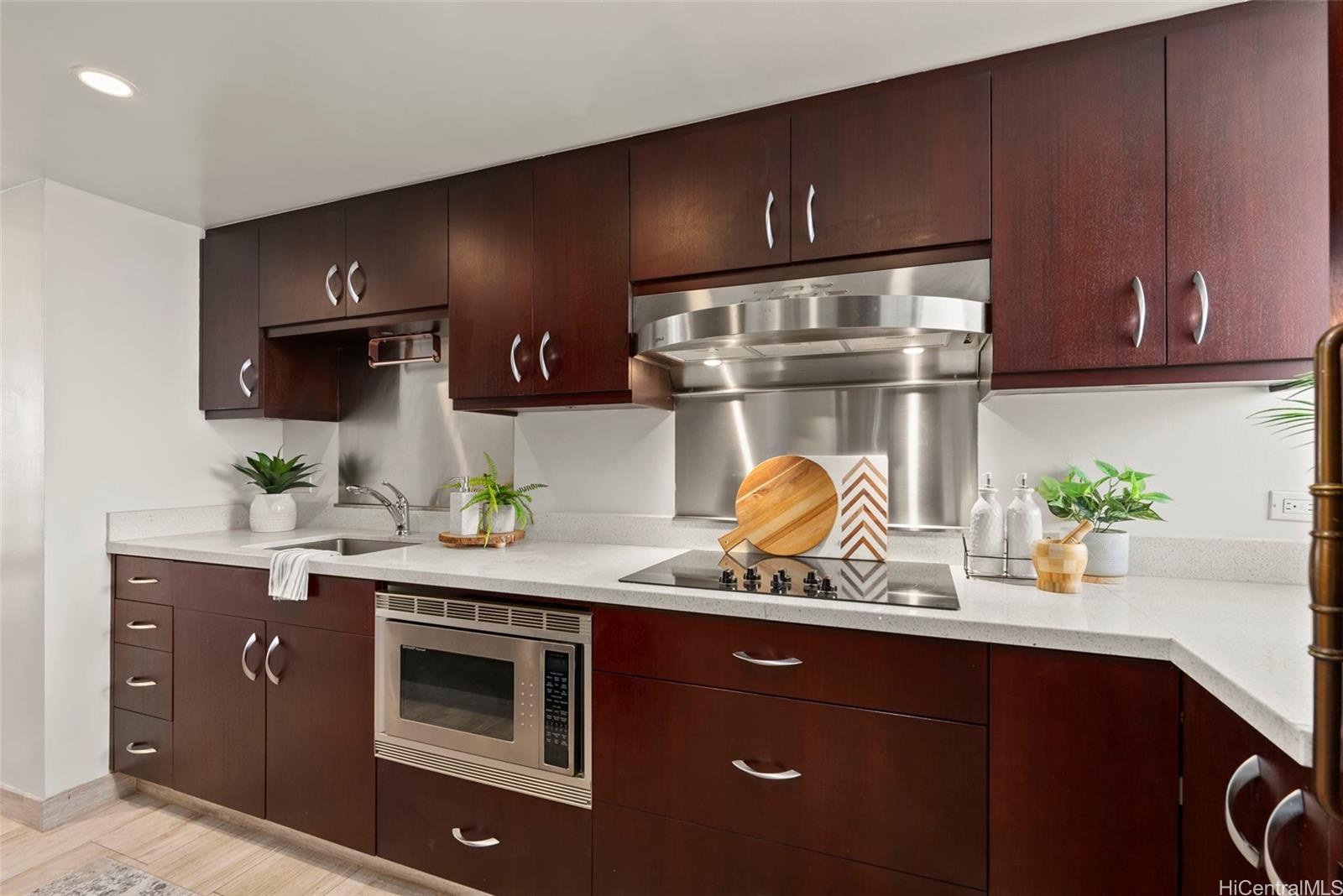 500 University Avenue  Unit 904