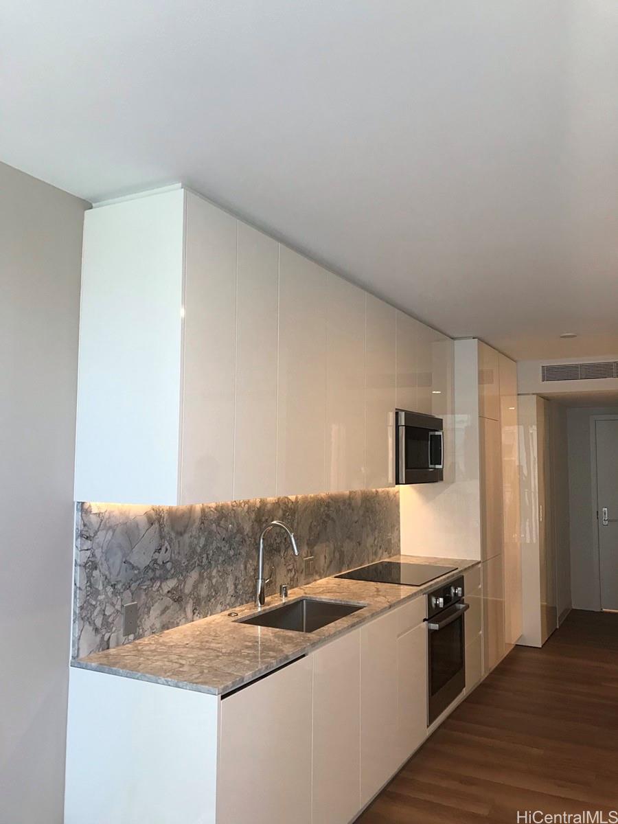 987 Queen Street 2808