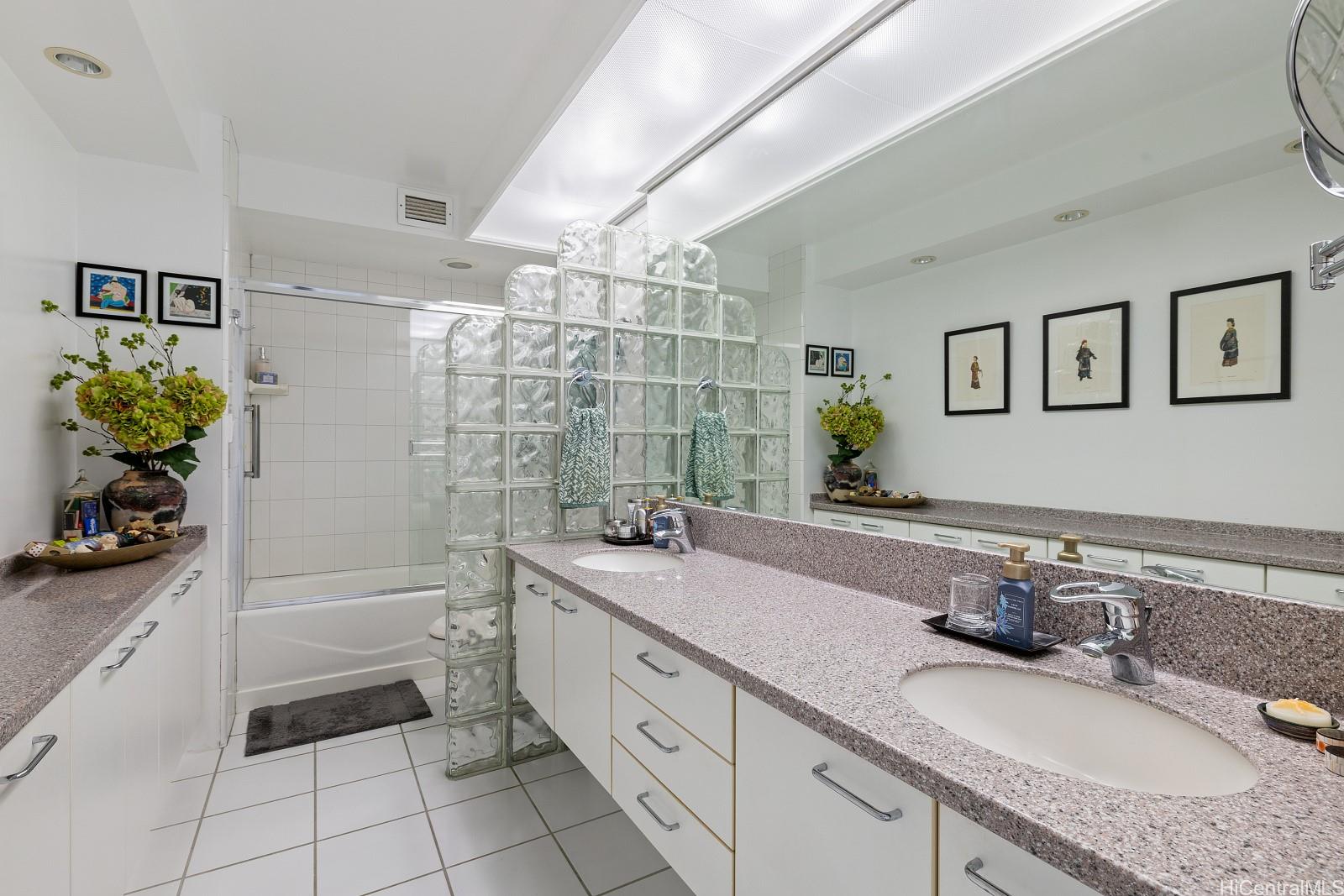 1212 Punahou Street  Unit 1206