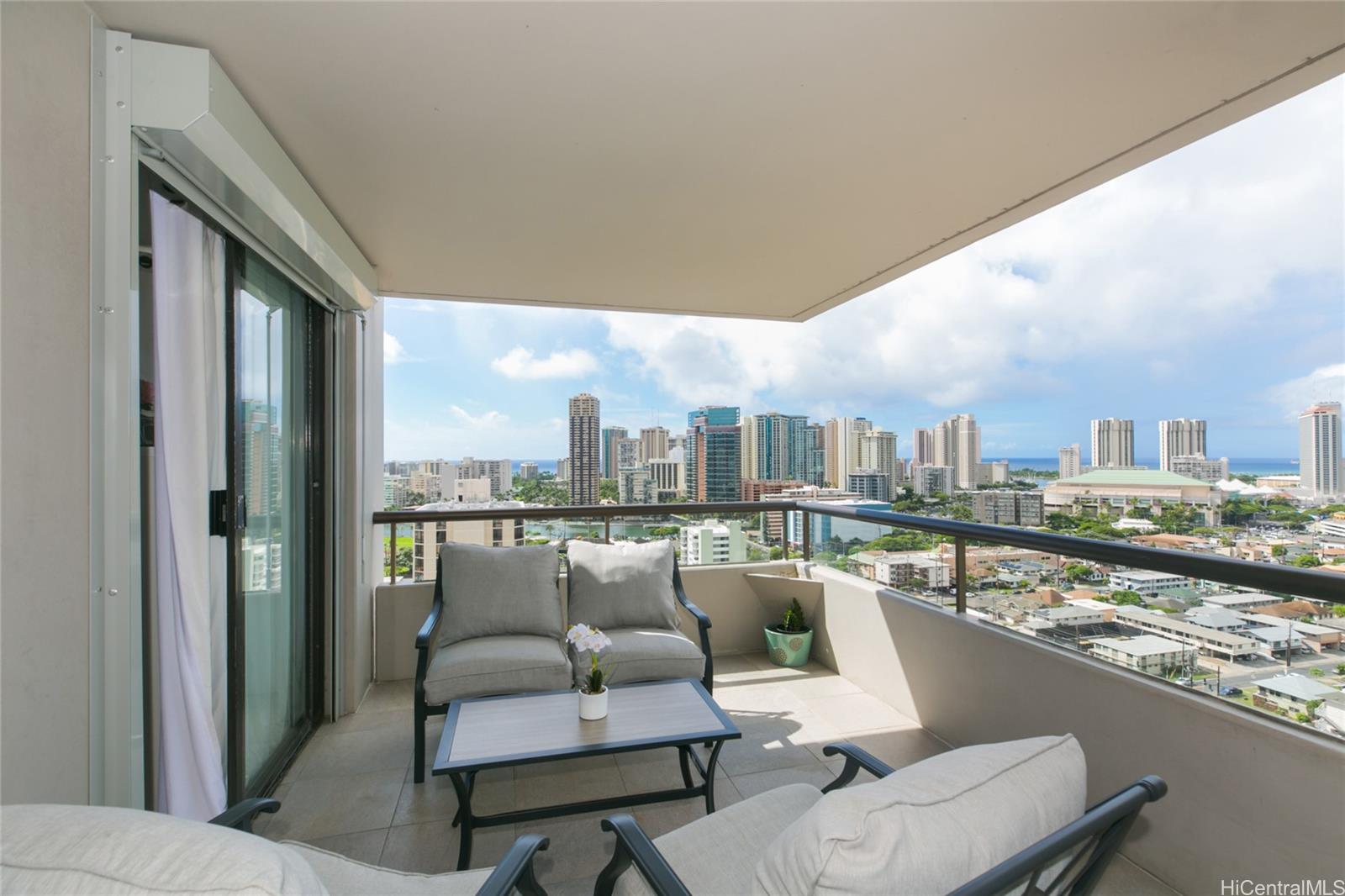 2100 Date Street 2103