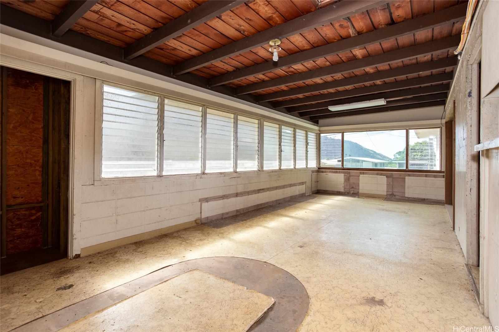 3489 Manoa Road