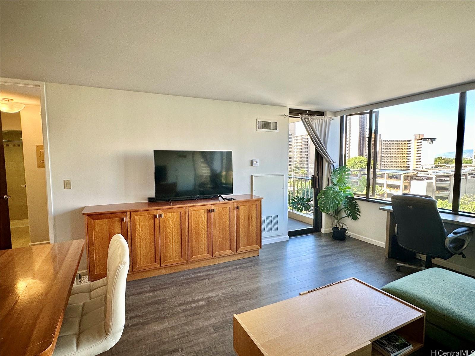 411 Hobron Lane 912
