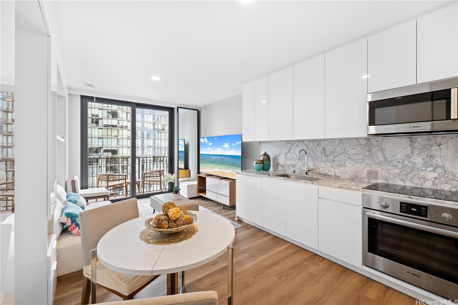 987 Queen Street 1508