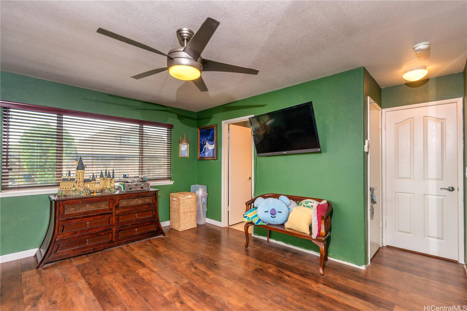 Photo 17 of 25