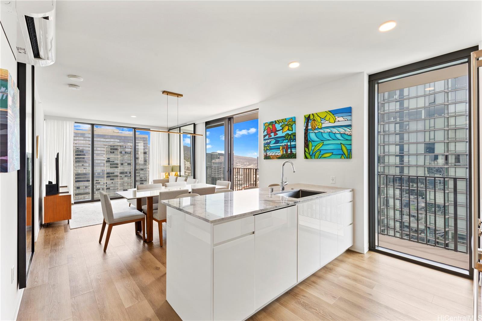 987 Queen Street 3514