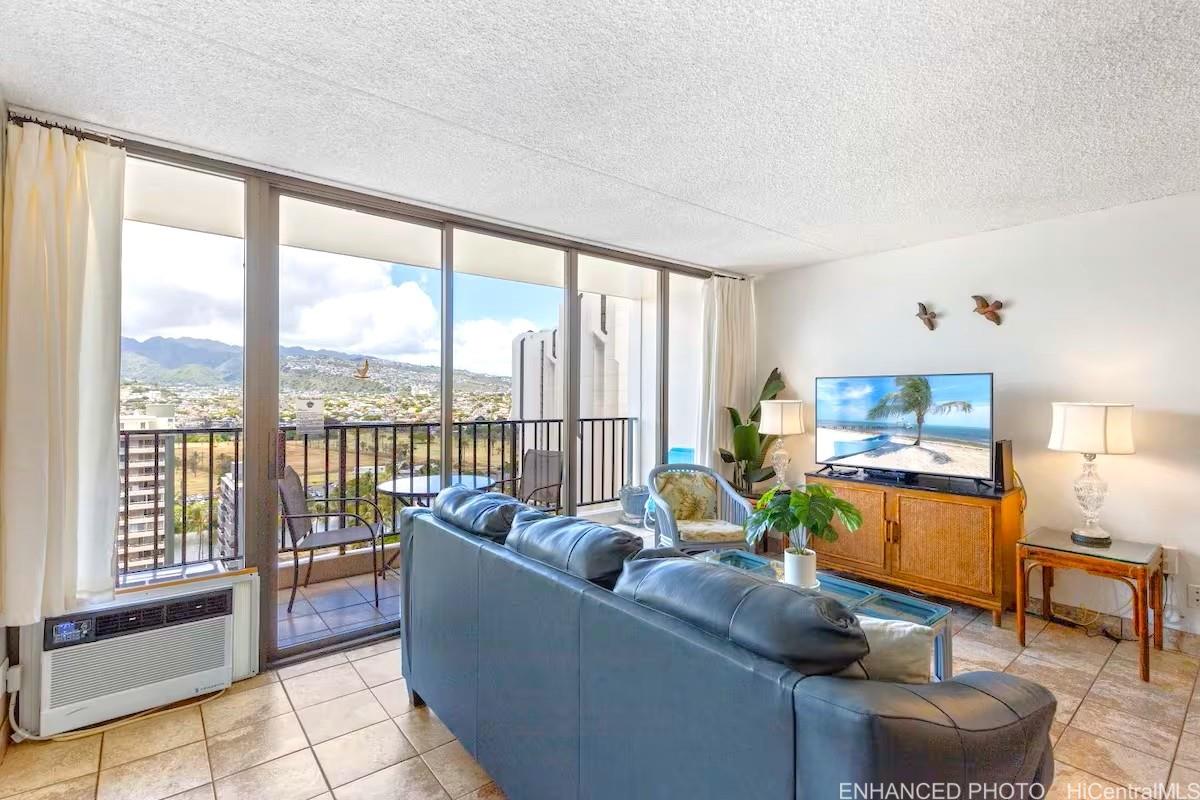 201 Ohua Avenue 1909-T2 (Mauka)