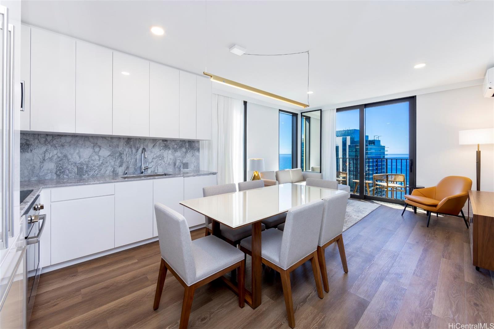 987 Queen Street 3802