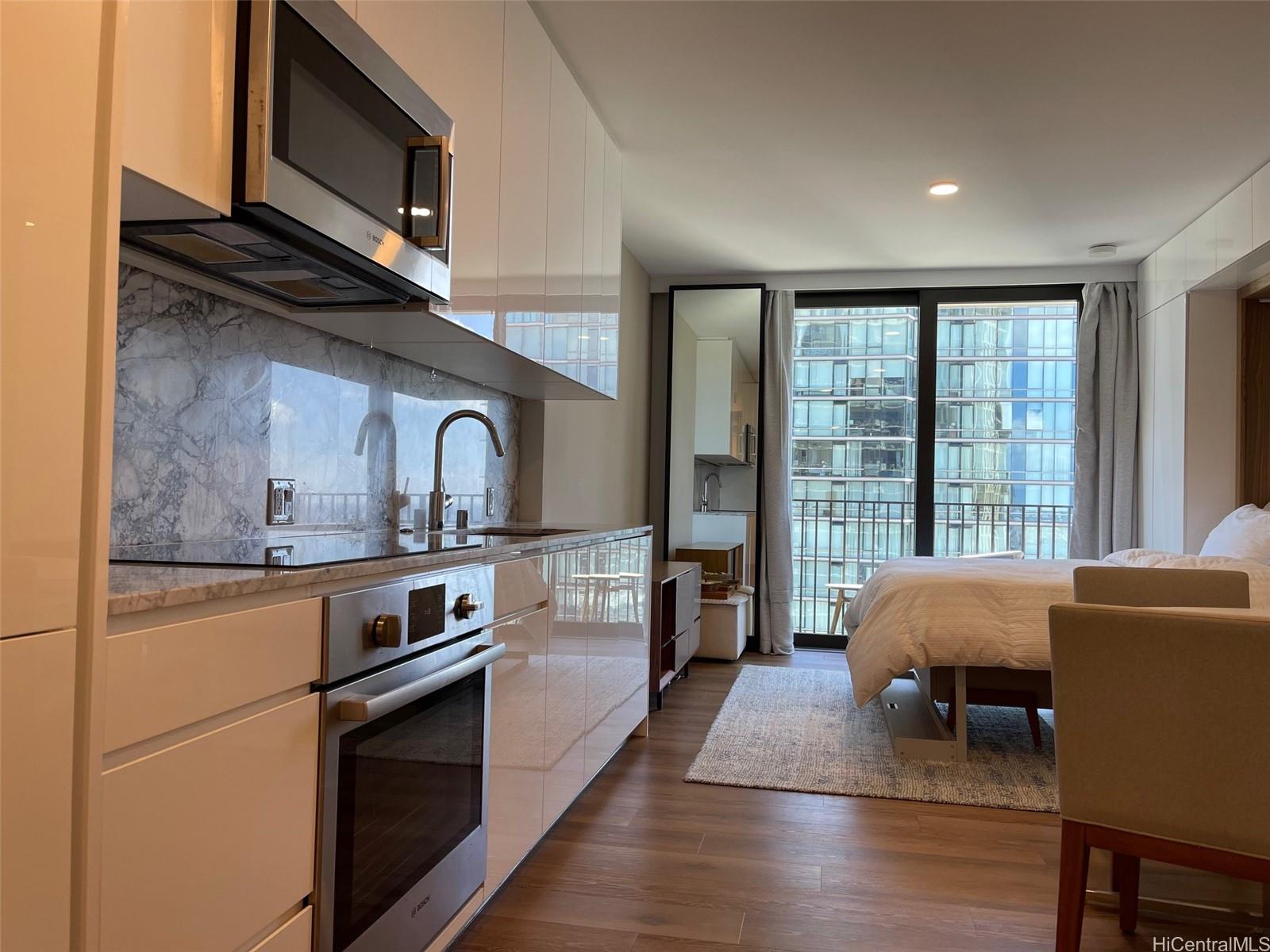 987 Queen Street 3306
