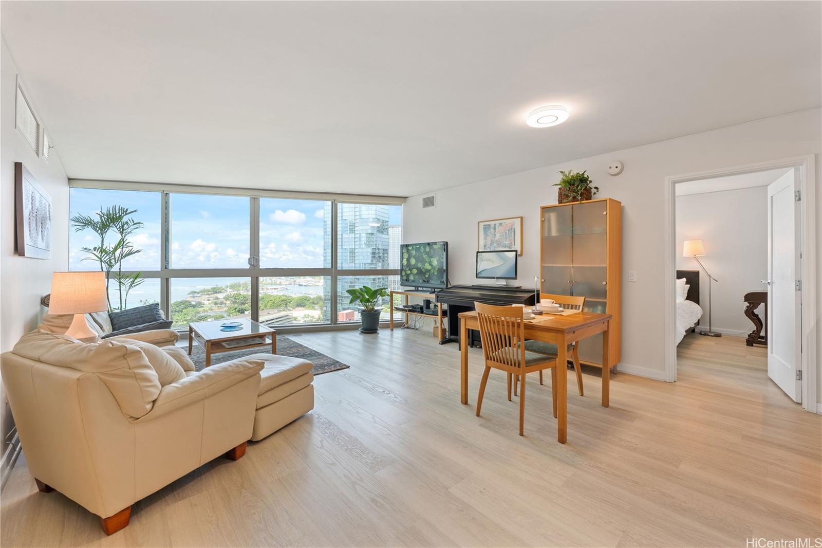 1177 Queen Street 2504