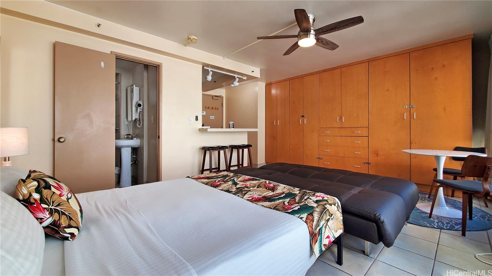134 Kapahulu Avenue 422