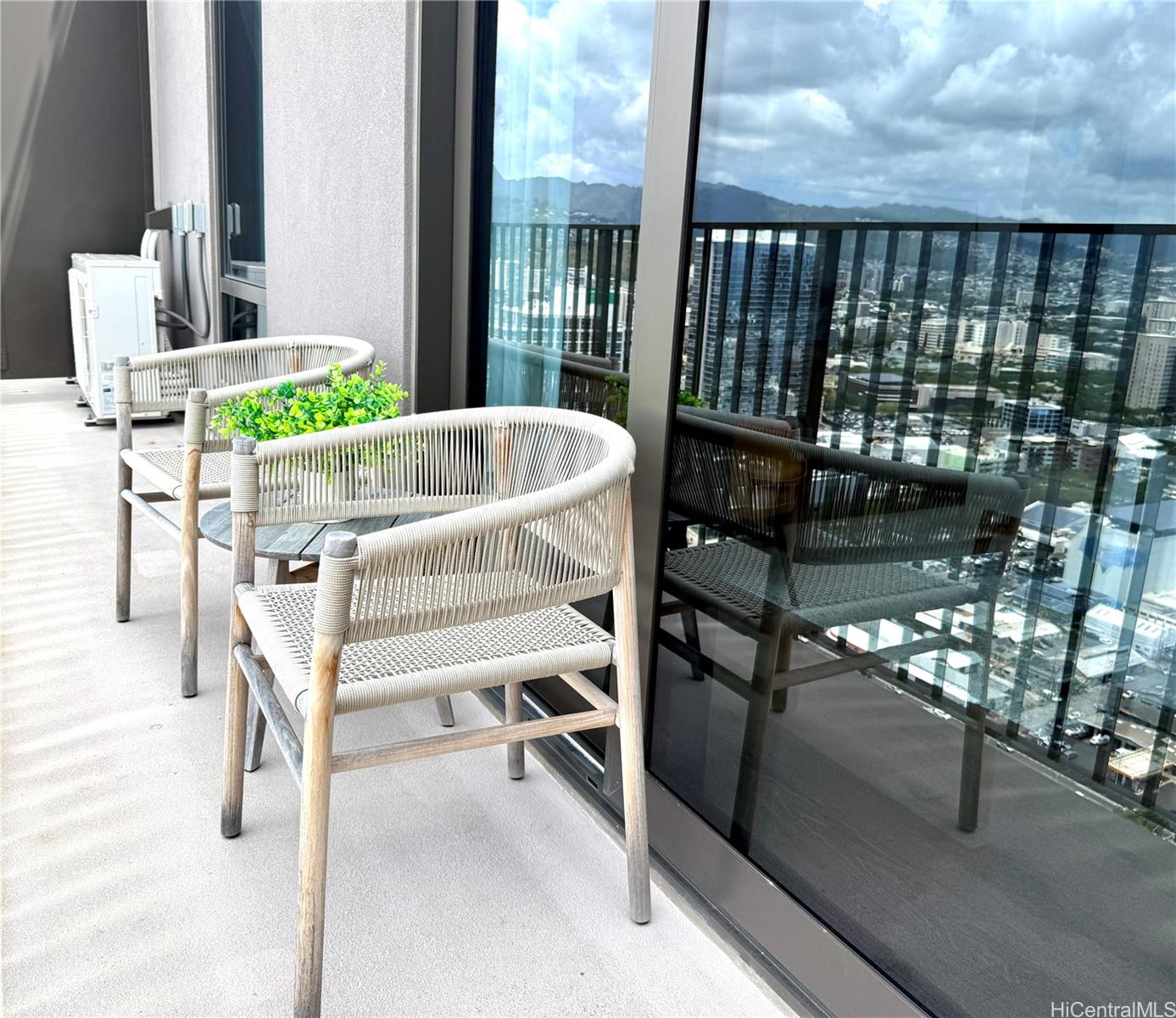 987 Queen Street  Unit 4103