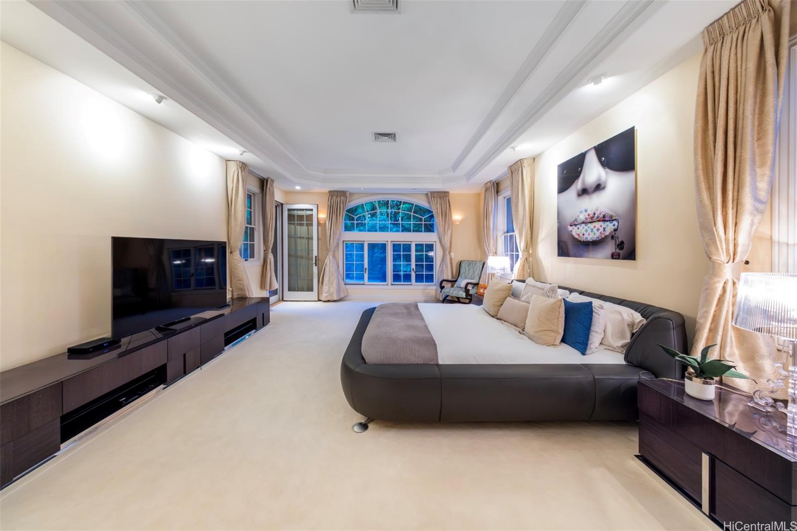 Photo 18 of 25