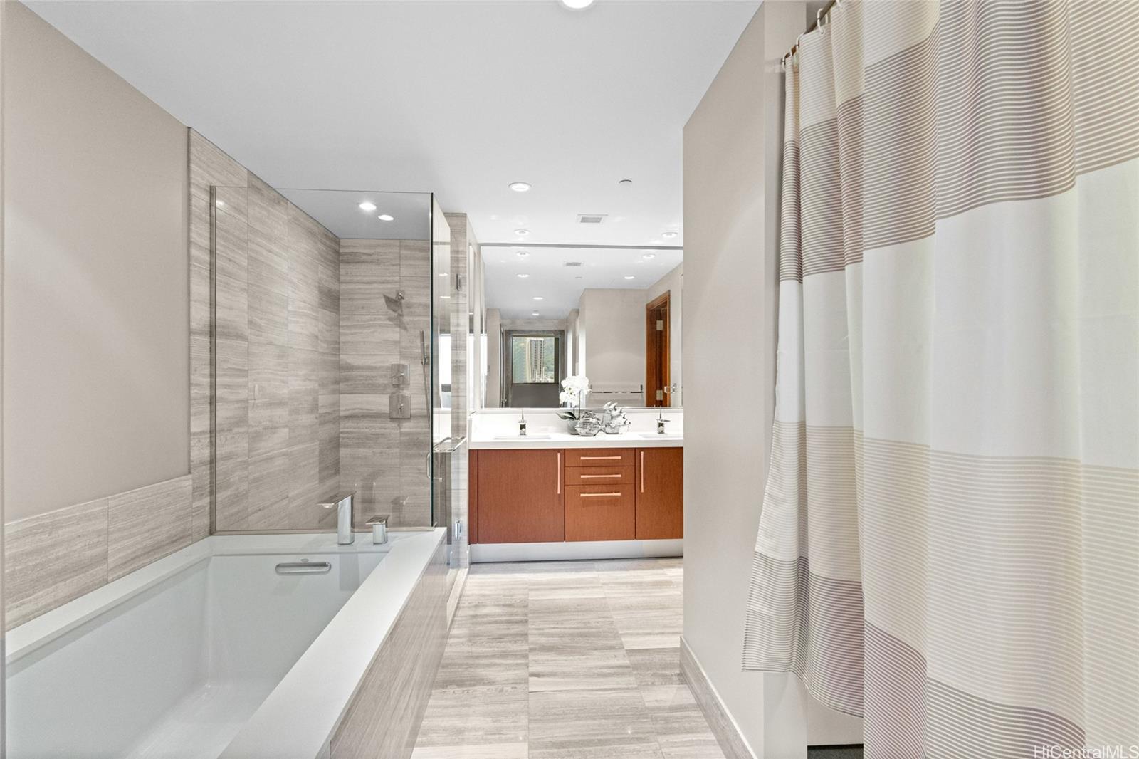 1555 Kapiolani Boulevard  Unit 1800