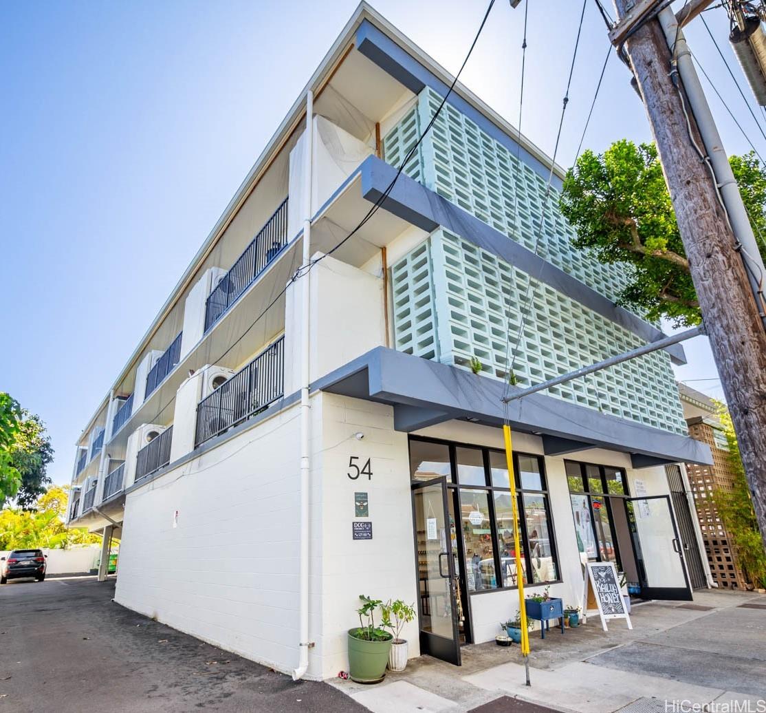 54 Maluniu Avenue