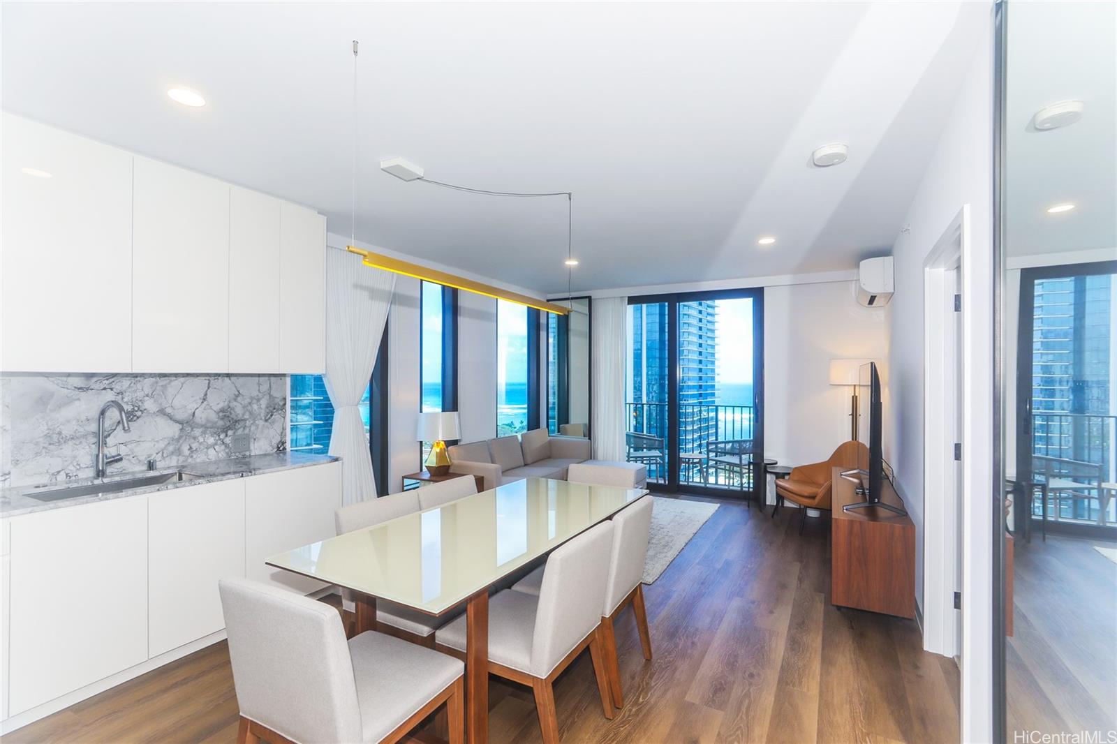 987 Queen Street 2102