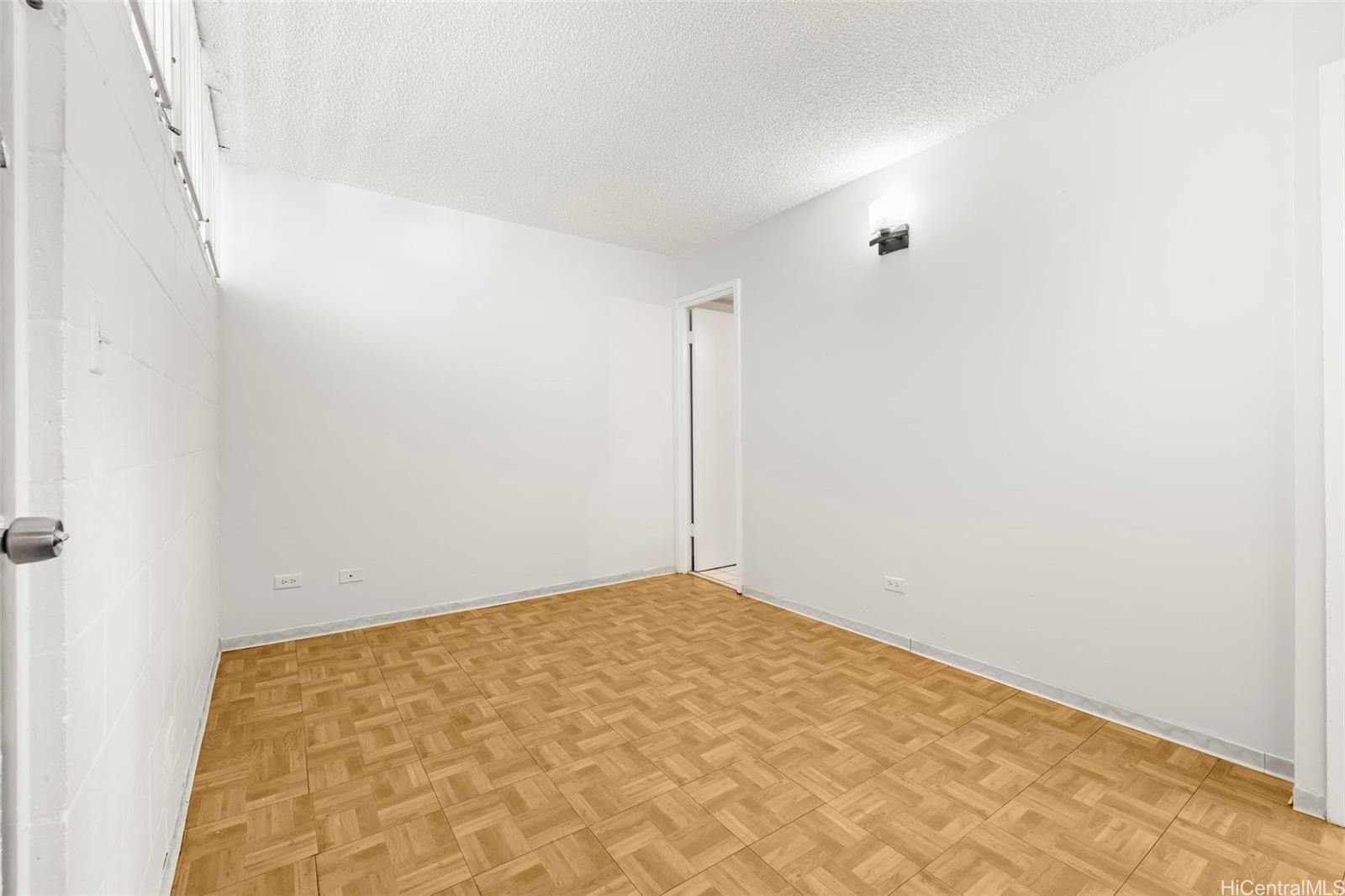 Photo 18 of 23
