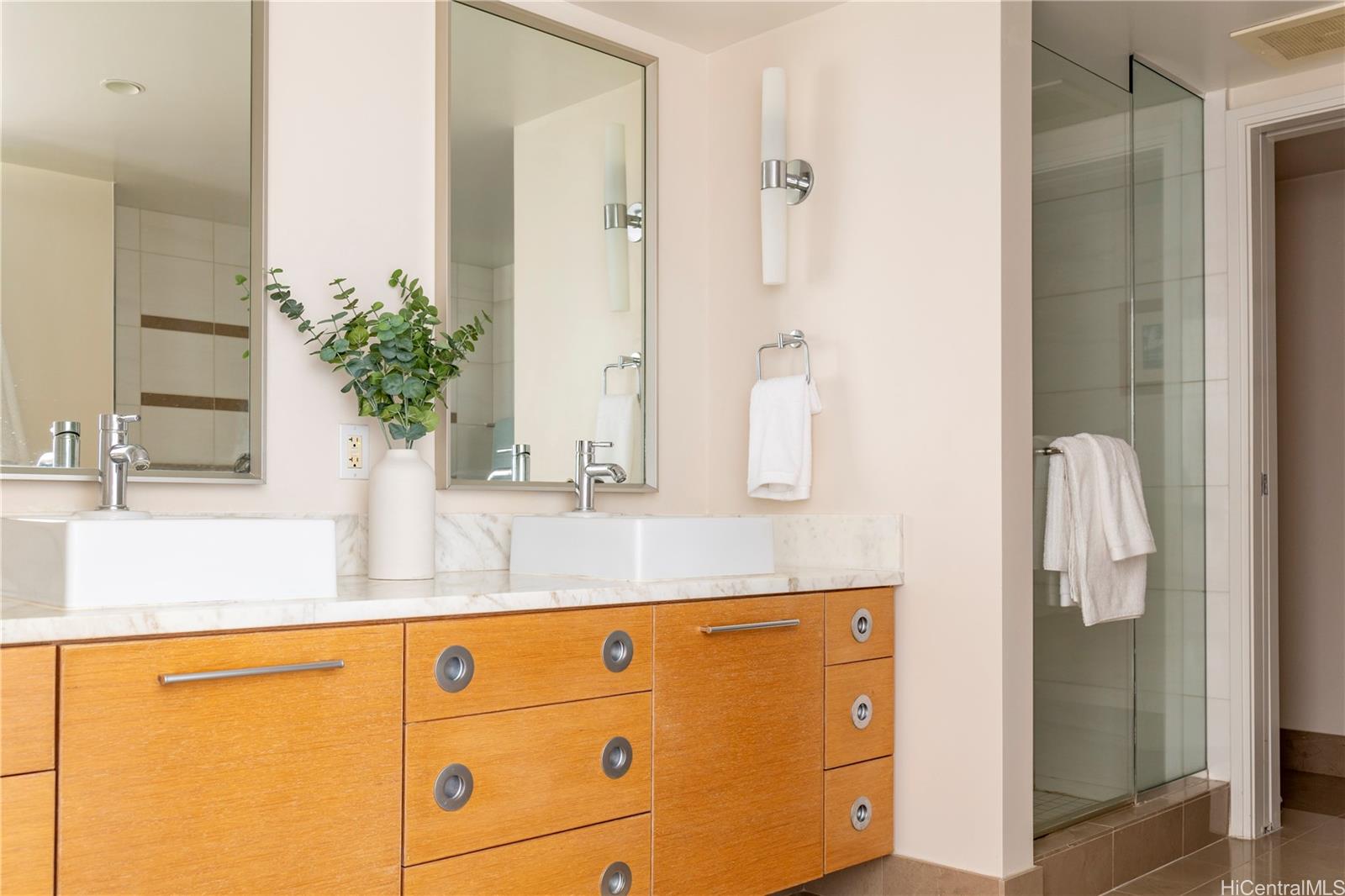 1177 Queen Street  Unit 3501