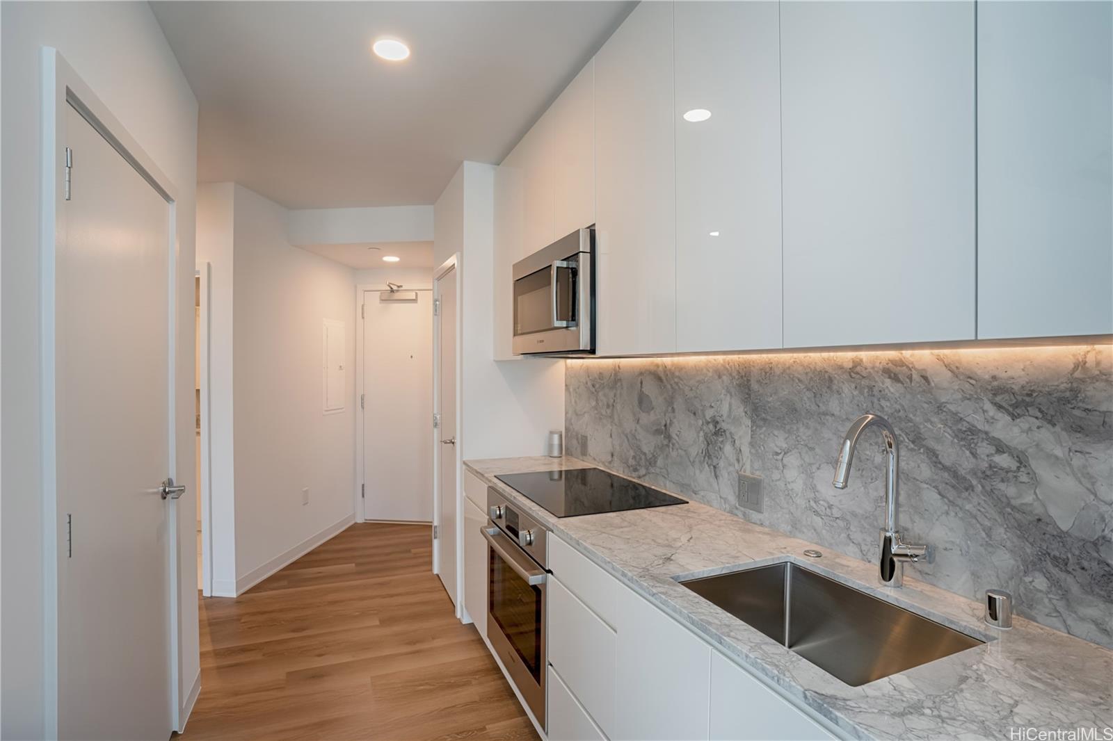 987 Queen Street 2317