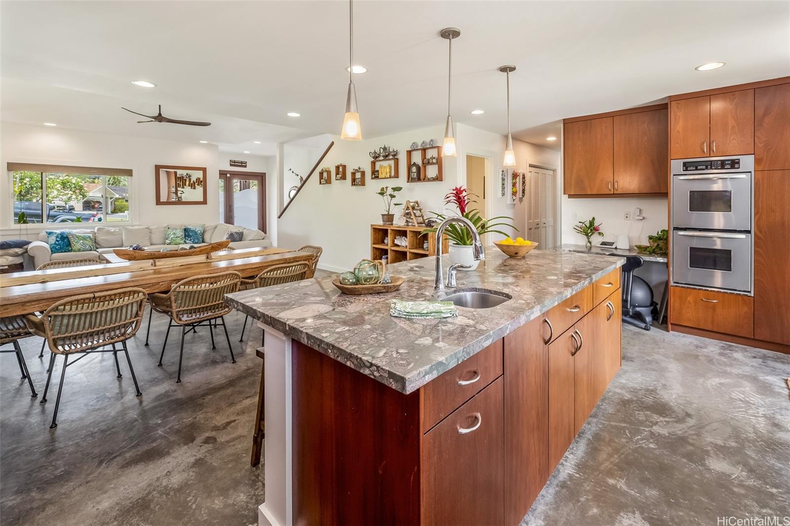 Photo 4 of 25