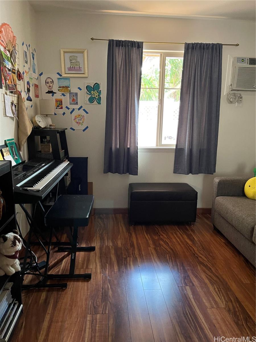 Photo 4 of 25