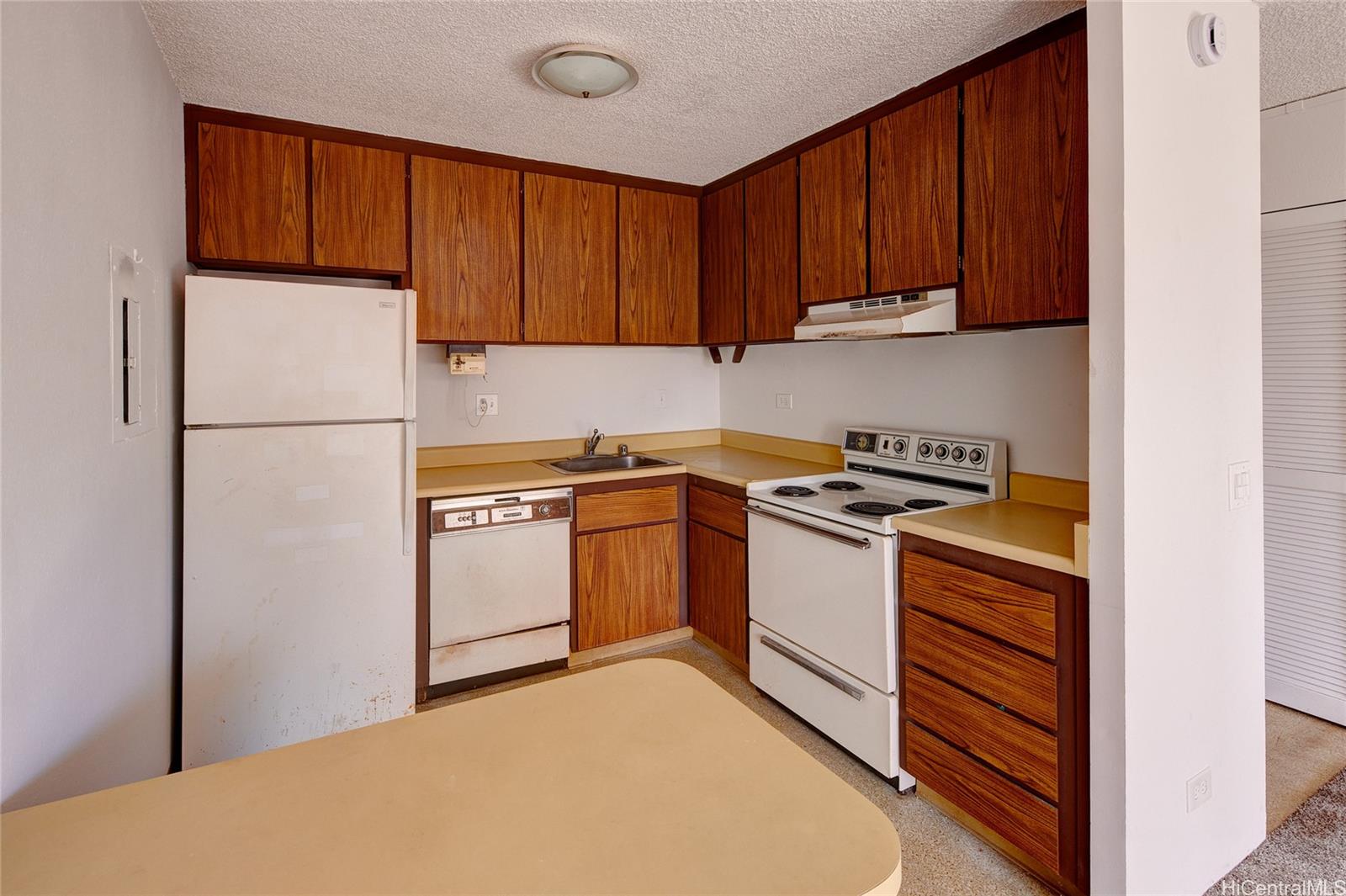 2754 Kuilei Street  Unit 702