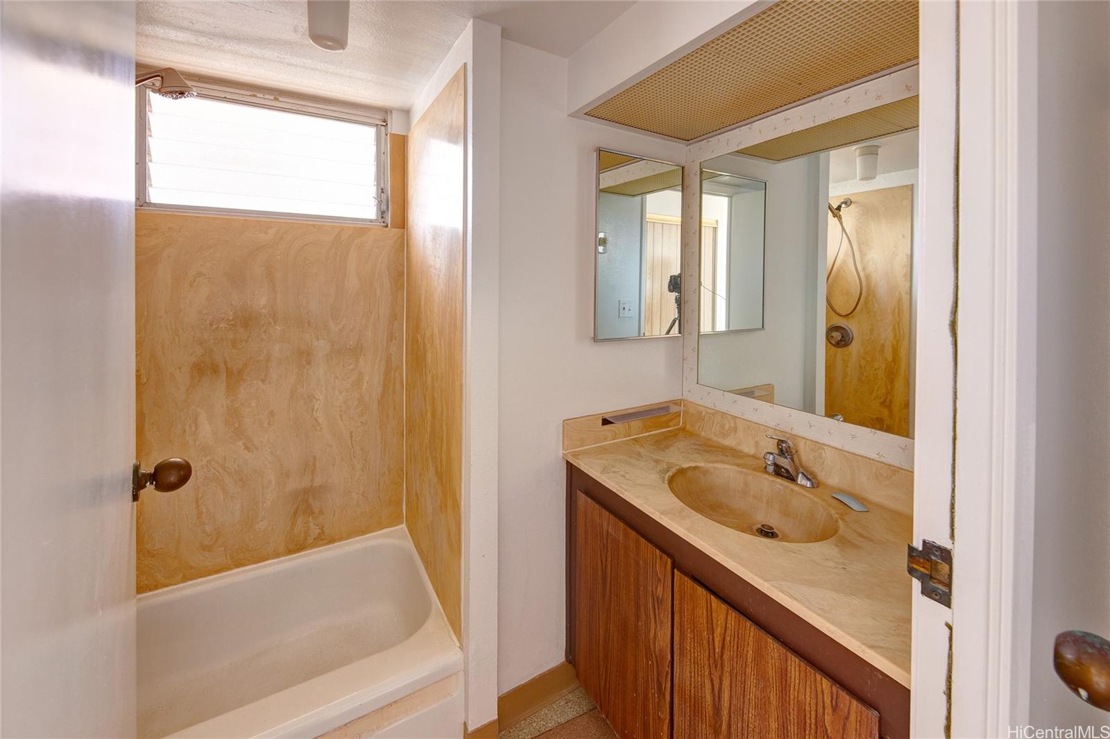 2754 Kuilei Street  Unit 702