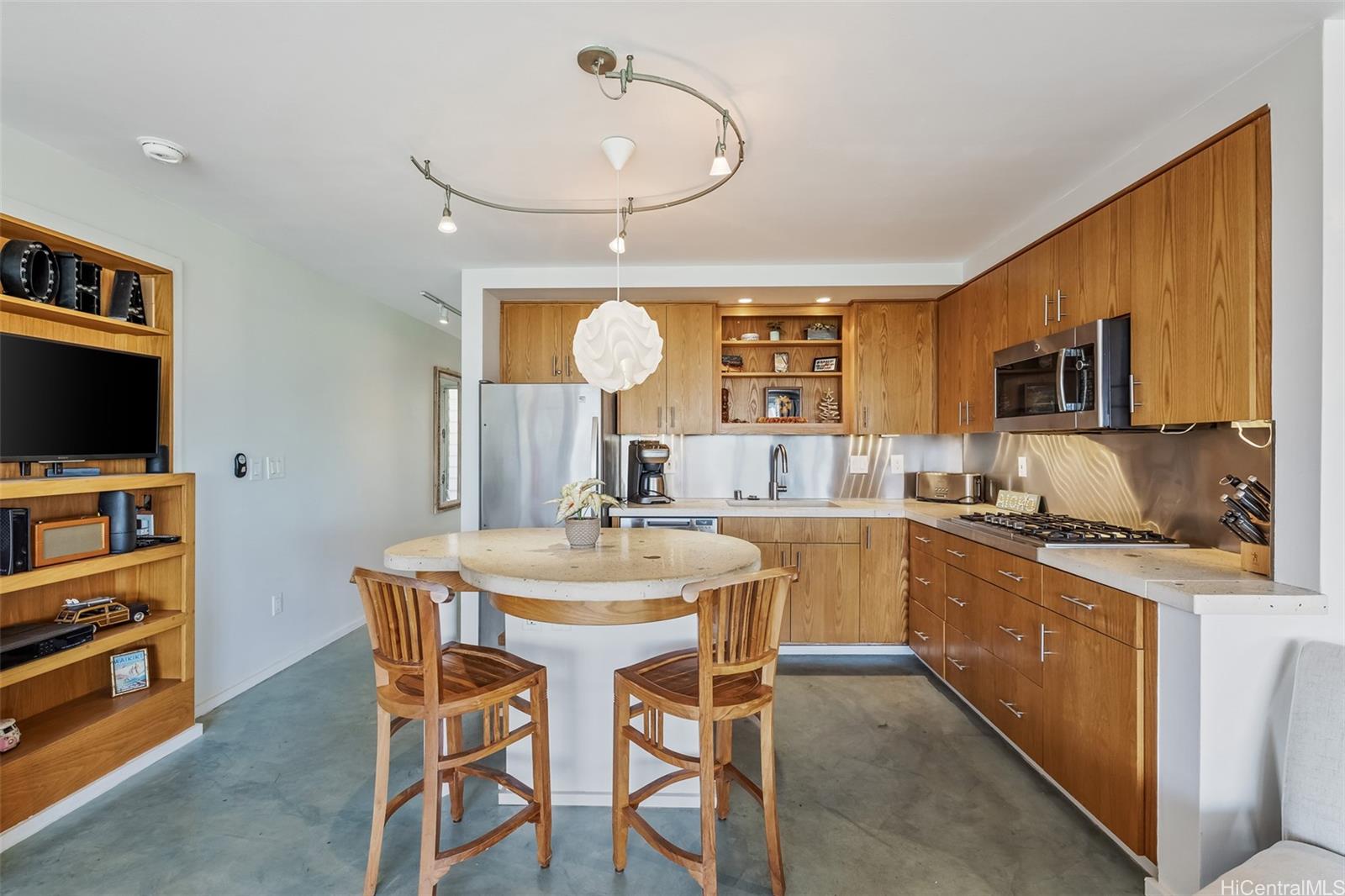 2895 Kalakaua Avenue  Unit 206