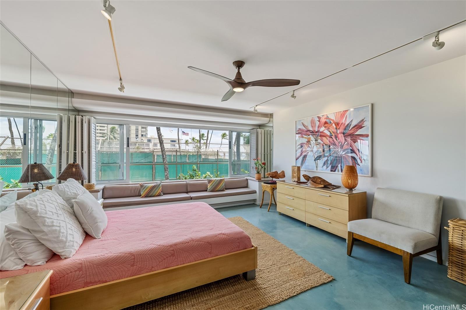 2895 Kalakaua Avenue  Unit 206