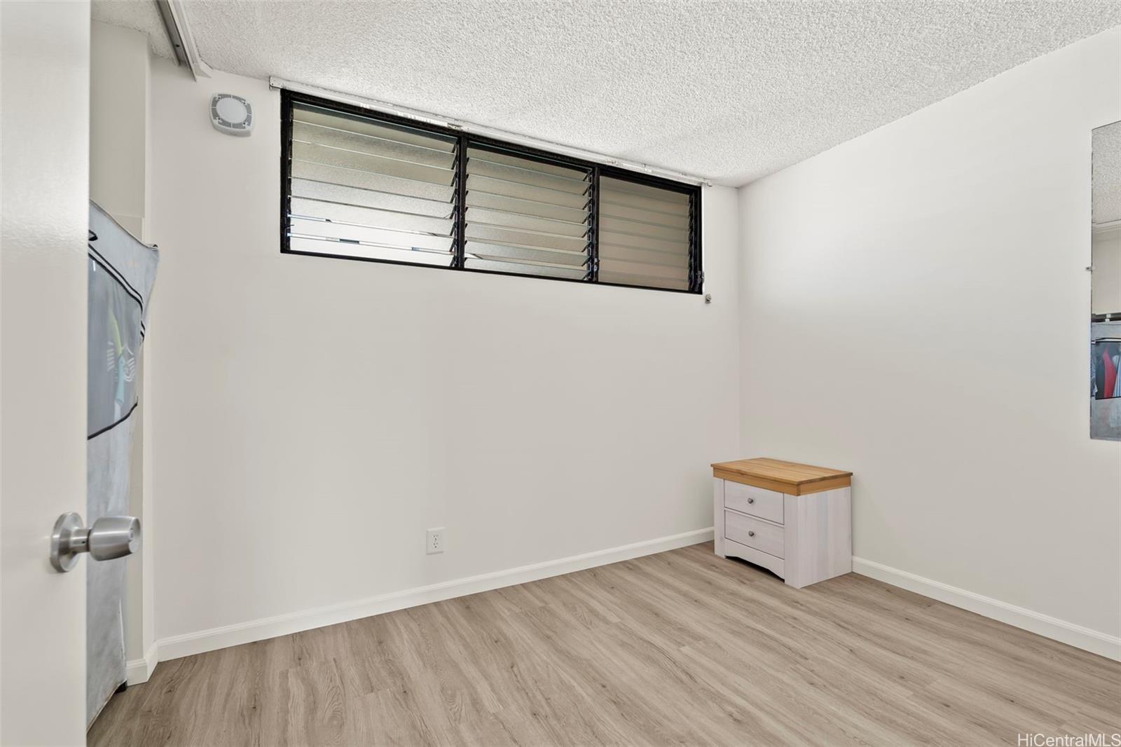 Photo 11 of 25