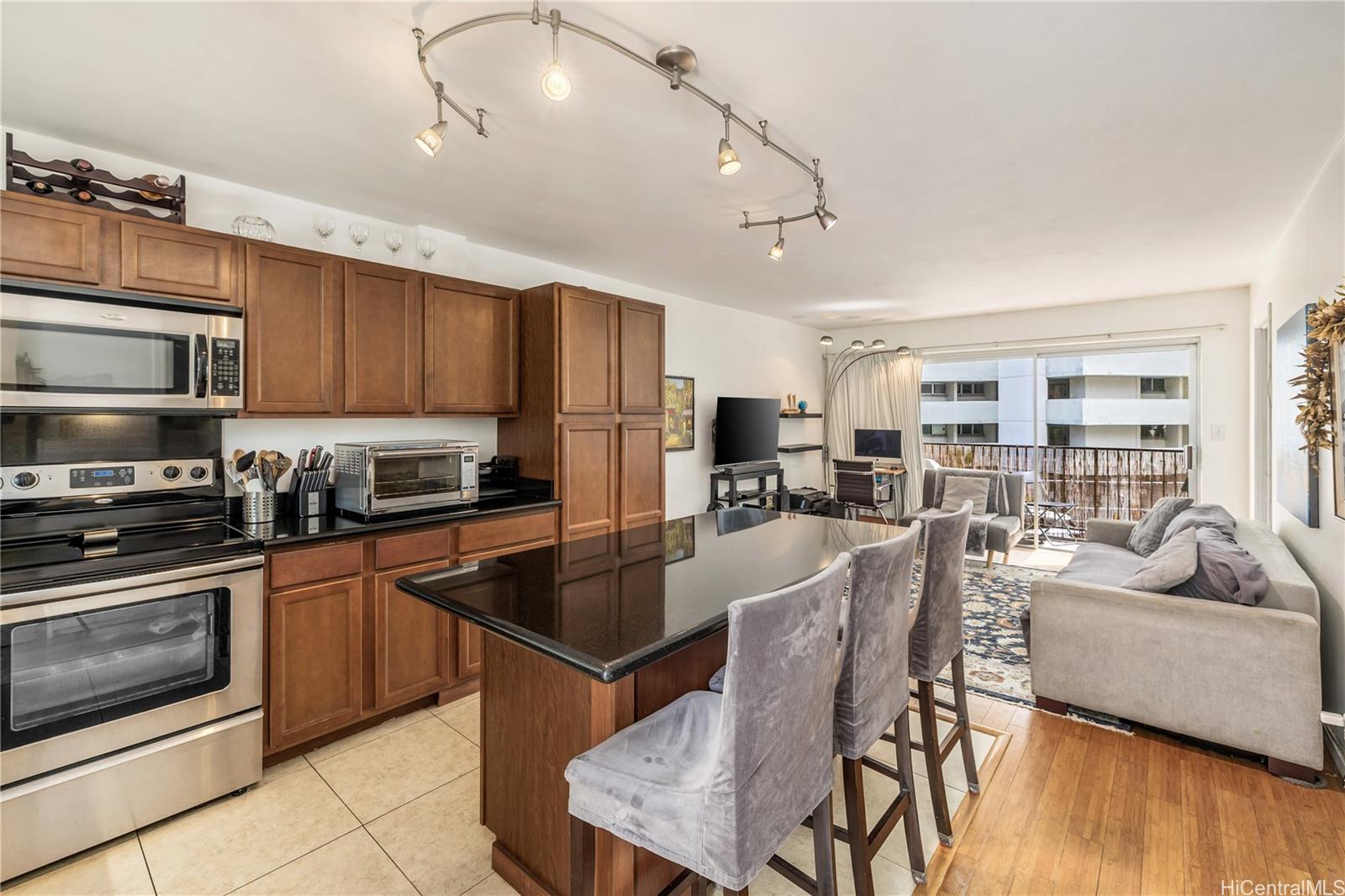 1099 Green Street B209