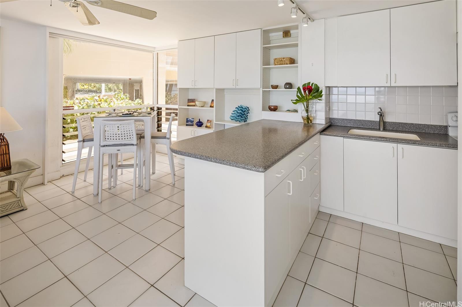 2987 Kalakaua Avenue  Unit 205